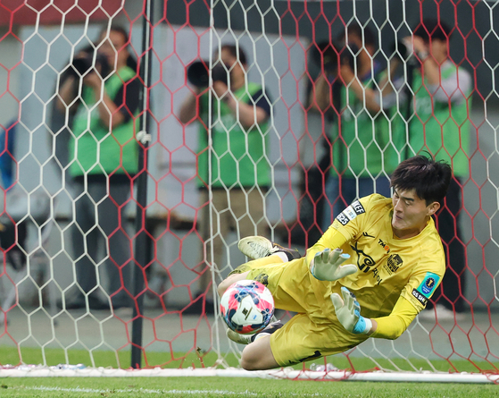 FC Seoul goalkeeper Baek Jong-bum saves a penalty shot in their Korea Cup round of 16 match against Gangwon FC at Seoul World Cup Stadium in western Seoul on Wednesday. [YONHAP]