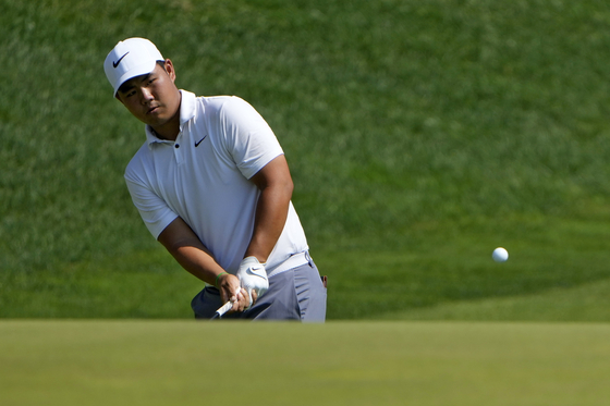 Tom Kim chips up on the 15th hole during the first round of the Travelers Championship golf tournament at TPC River Highlands, in Cromwell, Connecticut on Thursday. [AP/YONHAP] 