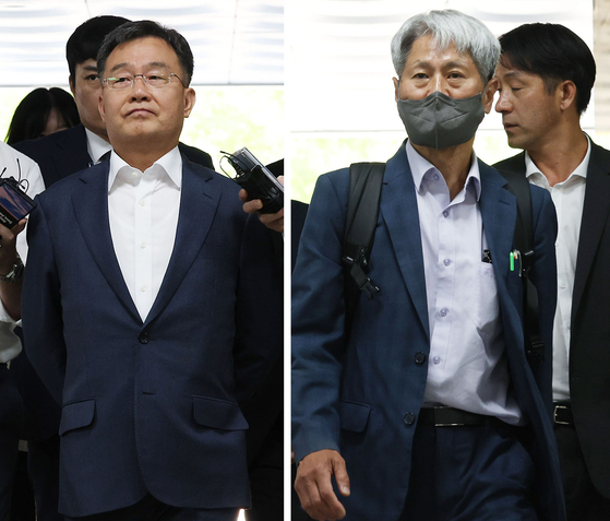 Kim Man-bae, left, a journalist-turned-property developer, and journalist Shin Hak-lim arrive at the Seoul Central District Court on Thursday for a court hearing. [YONHAP]