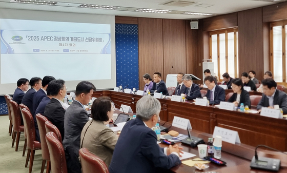 Members of the APEC summit host city recommendation committee are seen during a meeting Thursday in this photo provided by the Foreign Ministry. [MINISTRY OF FOREIGN AFFAIRS]