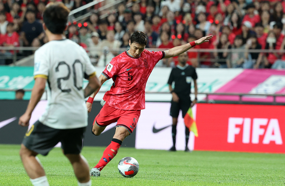 Korea's Jung Woo-young shoots during a 2026 World Cup qualifier against China at Seoul World Cup Stadium in western Seoul on June 11. [NEWS1] 