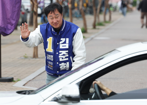 Kim Jun-hyuk, a lawmaker representing Gyeonggi's Suwon-D electoral district, waves to the public after his win at the April 10 general election on April 11 in Suwon, Gyeonggi. [YONHAP] 