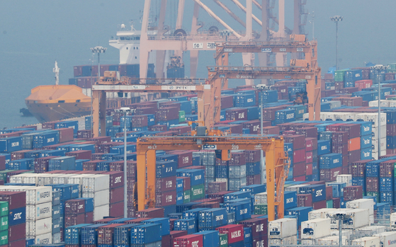 Containers are stacked at the export yard in Pyeongtaek Port, Pyeongtaek-si, Gyeonggi-do. [NEWS1] 