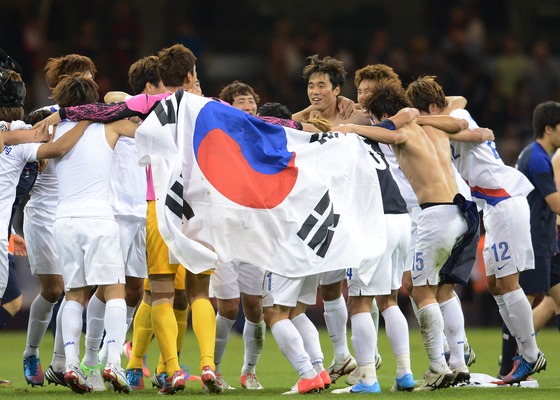 The Korean U-23 national team celebrate after winning a third-place match at the London Olympics against Japan at Millennium Stadium in Cardiff, Wales on Aug. 10, 2012. [JOINT PRESS CORPS] 