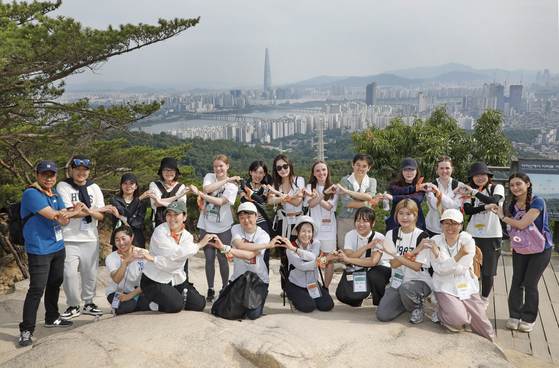 International students fromYonsei University’s Korean Language Institute pose for a photo at Sunrise Square on Achasan in Gwangjin District, eastern Seoul, on Thursday. The students participated in a hiking activity that involved walking one of the 21 Seoul Trails. [PARK SANG-MOON]