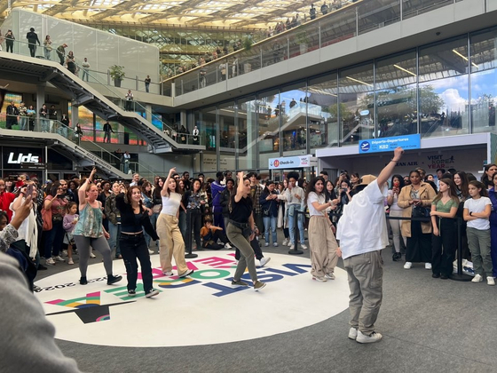 Visitors take part in the two-day K-Tourism Roadshow event held on June 22 and 23 at the Westfield Forum des Halles shopping mall in Paris. [MINISTRY OF CULTURE, SPORTS AND TOURISM]