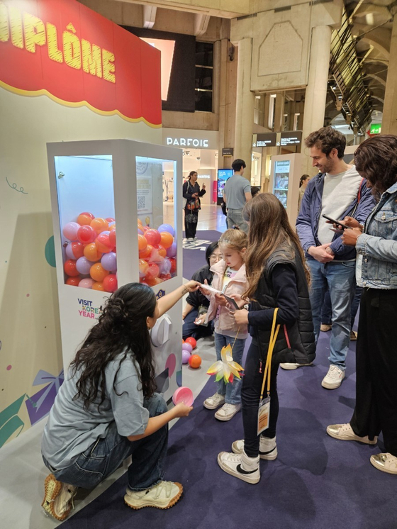 Visitors take part in the two-day K-Tourism Roadshow event held on June 22 and 23 at the Westfield Forum des Halles shopping mall in Paris. [MINISTRY OF CULTURE, SPORTS AND TOURISM]