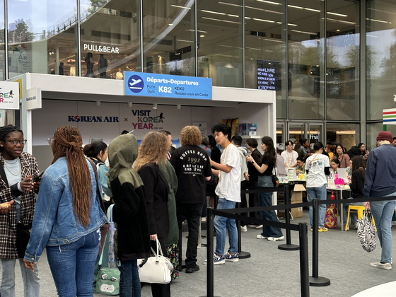 Visitors take part in the two-day K-Tourism Roadshow event held on June 22 and 23 at the Westfield Forum des Halles shopping mall in Paris. [MINISTRY OF CULTURE, SPORTS AND TOURISM]