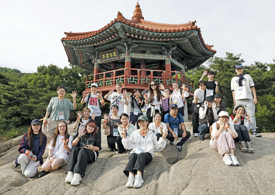 International students from Yonsei University’s Korean Language Institute pose for a photo at Goguryeo Pavilion on Achasan in Gwangjin District, eastern Seoul, on Thursday.[PARK SANG-MOON]