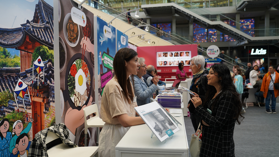 Visitors take part in the two-day K-Tourism Roadshow event held on June 22 and 23 at the Westfield Forum des Halles shopping mall in Paris. [MINISTRY OF CULTURE, SPORTS AND TOURISM]