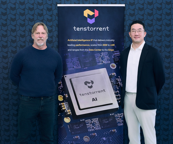 LG Corp. CEO and Chairman Koo Kwang-mo, right, poses for a photo with Tenstorrent CEO Jim Keller during Koo's visit to Silicon Valley in San Francisco. [LG CORP.] 