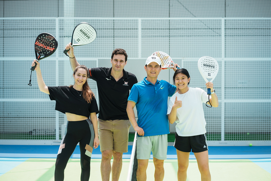 Kim Wan-su, second from right, is the president of the Korea Padel Federation. [MMOVE]