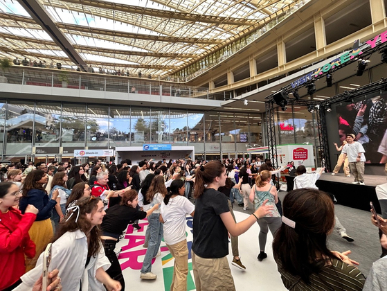 Visitors take part in the two-day K-Tourism Roadshow event held on June 22 and 23 at the Westfield Forum des Halles shopping mall in Paris. [MINISTRY OF CULTURE, SPORTS AND TOURISM]