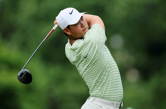 Korea's Tom Kim plays his shot from the sixth tee during the third round of the Travelers Championship at TPC River Highlands on Saturday in Cromwell, Connecticut. [GETTY IMAGES]