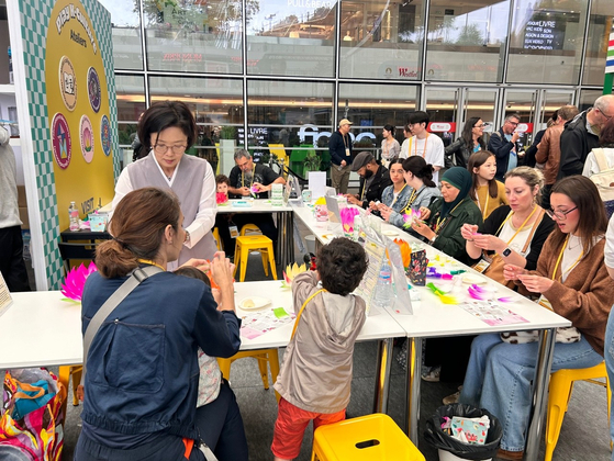 Visitors take part in the two-day K-Tourism Roadshow event held on June 22 and 23 at the Westfield Forum des Halles shopping mall in Paris. [MINISTRY OF CULTURE, SPORTS AND TOURISM]