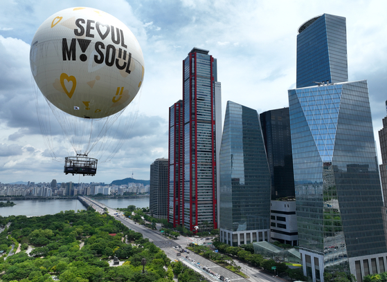 The “Moon of Seoul" undergoes test flight in Yeouido, western Seoul, on Sunday. The balloon has the city's slogan ″Seoul, My Soul″ at the center of the balloon. [YONHAP]