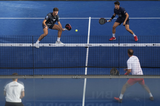 Spain's Arturo Coello, top left, and Argentina's Agustin Tapia return the ball during a match at the Italy Major Premier Padel tournament in Rome on July 12, 2023. [AP/YONHAP]