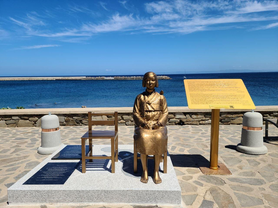 A statue of a girl symbolizing the victims of Japanese wartime sexual slavery, euphemistically called ″comfort women,″ is revealed in Stintino, Italy, for the first time, in a photo provided by the Korean Council for Justice and Remembrance for the Issues of Military Sexual Slavery on Sunday. [YONHAP]