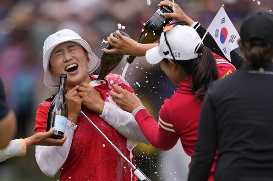 Korea's Amy Yang is doused after winning the KPMG Women's PGA Championship at Sahalee Country Club on Sunday in Sammamish, Washington. [AP/YONHAP] 