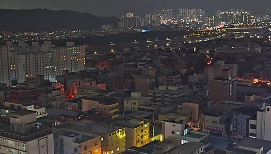 In Ulsan, 900 households including restaurants experience power outage on Feb. 6. after a crow likely contacted the high-tension wire. [YONHAP]