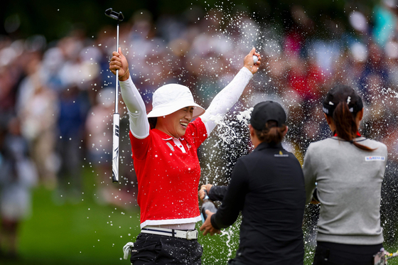 Korea's Amy Yang is doused with champagne after winning the KPMG Women's PGA Championship at Sahalee Country Club on Sunday in Sammamish, Washington. [AFP/YONHAP]