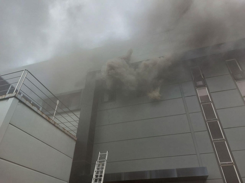 Heavy smoke rises from a battery factory in Hwaseong, Gyeonggi, on Monday. [YONHAP] 