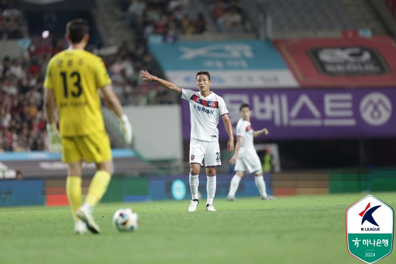 Suwon FC midfielder Son Jun-ho, center, in action during a K League 1 match against FC Seoul at Seoul World Cup Stadium in western Seoul on Saturday. [NEWS1] 