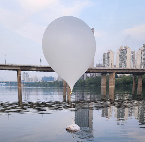 A balloon carrying a waste-filled bag is discovered in Songpa District, eastern Seoul, earlier this month. [YONHAP]