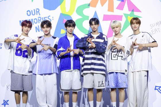 Boy band TWS poses for the camera during a press showcase for its second EP ″Summer Beat!″ held Monday at the Blue Square Mastercard Hall in central Seoul, ahead of its 6 p.m. release. [PLEDIS ENTERTAINMENT]