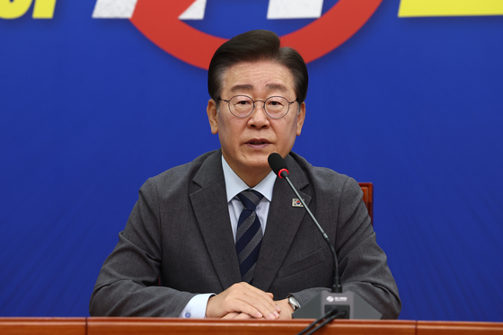 Democratic Party (DP) Chairman Lee Jae-myung announces he will resign from his post as party leader after a supreme council meeting at the National Assembly in Yeouido, western Seoul, on Monday morning. [NEWS1] 