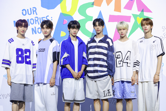 Boy band TWS poses for the camera during a press showcase for its second EP ″Summer Beat!″ held Monday at the Blue Square Mastercard Hall in central Seoul, ahead of its 6 p.m. release. [PLEDIS ENTERTAINMENT]