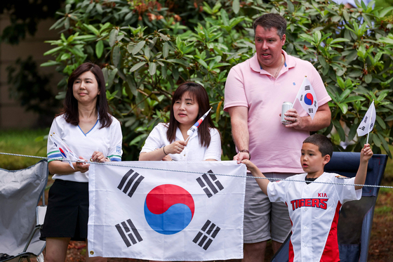 Fans cheer for Amy Yang as she plays the sixth hole during the third round of the KPMG Women's PGA Championship at Sahalee Country Club on Saturday in Sammamish, Washington. [AFP/YONHAP]