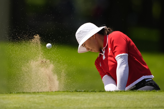 Korea's Amy Yang hits out of a bunker on the sixth hole during the final round of the KPMG Women's PGA Championship at Sahalee Country Club on Sunday in Sammamish, Washington. [AP/YONHAP]