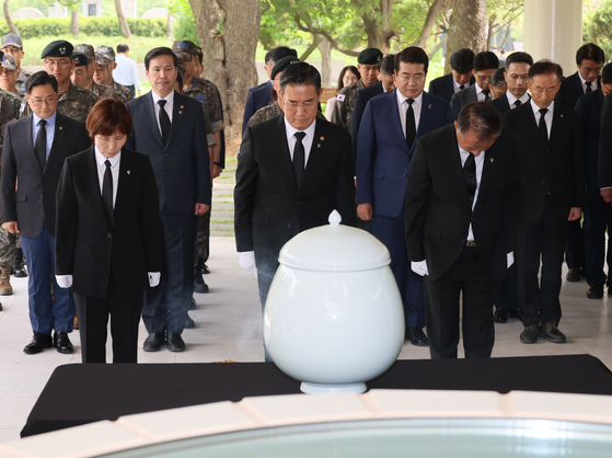 Defense Minister Shin Won-sik, center, pays respects at an opening ceremony for a new enshrinement hall for unknown soldiers killed during the 1950-53 Korean War at the Seoul National Cemetery in southern Seoul on Monday. The remains of some 5,800 service members, who have not been identified, were relocated to the new hall after being kept at an underground site within the cemetery. Tuesday marks the anniversary of the war, which began on June 25, 1950. [YONHAP]