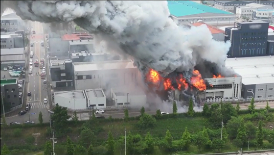 Smoke rises from a battery plant owned by Aricell, a lithium battery manufacturer, in Seosin-myeon, Hwaseong, Gyeonggi. The fire began around 10:31 a.m. Monday. [YONHAP] 