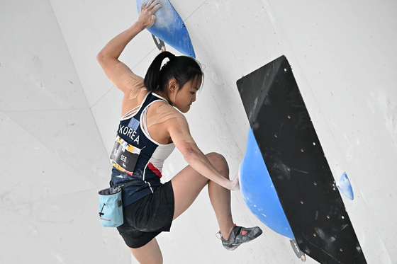 Korea's Seo Chae-hyun competes in the women's boulder final during the Olympic Qualifier Series in Budapest, Hungary on Sunday. [AFP/YONHAP]