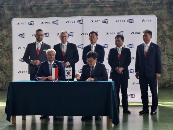 Lee Sang-jae, KAI CS Center director, front right, and Dariusz Sokólski, acting president of WZL-2, sign an accord on the provision of the maintenance, repair and overhaul (MRO) services for Korean-made FA-50 fighters shipped to Poland, at Minsk Mazowiecki Military Air Base in Poland on Thursday. [DAPA]