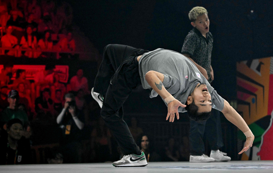 Korea's Hong 10 performs during the battle for third place in the B-boys event at the Olympic Qualifier Series in Budapest, Hungary on Sunday. [AFP/YONHAP]