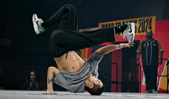 Korea's Hong 10 performs during the battle for third place in the B-boys event at the Olympic Qualifier Series in Budapest, Hungary on Sunday. [AFP/YONHAP]