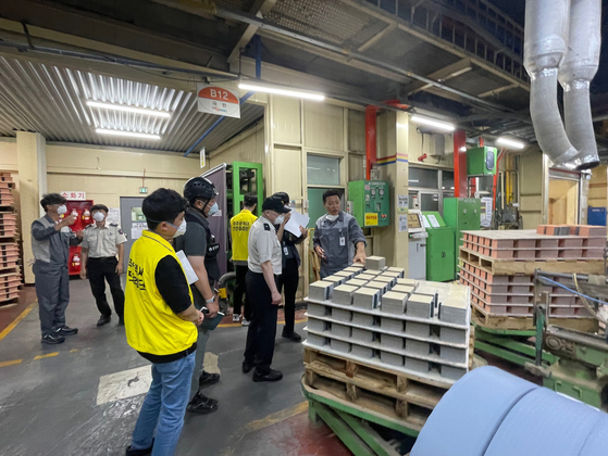 The officials of Gwangju city government and experts conduct a safety inspection on Tuesday at a battery-making factory run by Sebang Global Battery in Gwangju. [YONHAP]