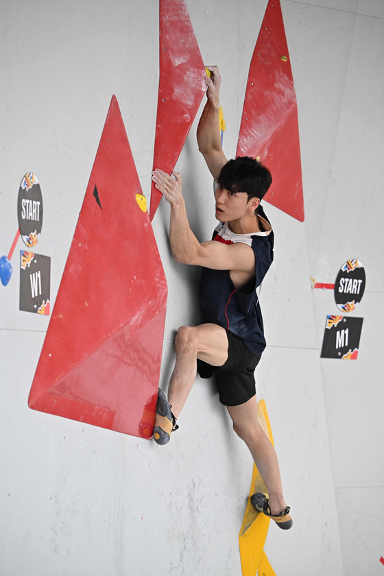 Korea's Lee Do-hyun competes in the Sport Climbing Men's Boulder and Lead category during the Olympic Qualifier Series at the Ludovica Campus of Budapest, Hungary on Thursday. [AFP/YONHAP]