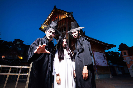 Korean Folk Village in Yongin, Gyeonggi offers horror experiences every summer, with performers in traditional costumes from the Joseon Dynasty. [JOONGANG ILBO]