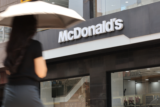 Pictured is a McDonald's store in Seoul on Friday, a day after McDonald's Korea halted French fry sales in Korea citing an interruption in its supply chain. [YONHAP]