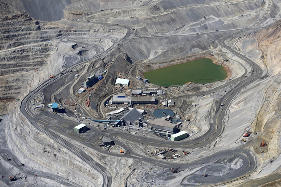 An aerial view of a copper mine at Los Andes Mountain range near Santiago city, Chile on Nov.17, 2014. [REUTERS/YONHAP]