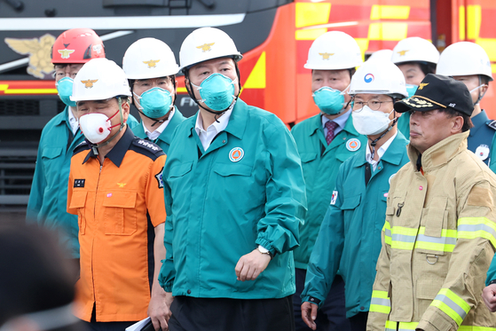 President Yoon Suk Yeol, center, visits the site of a fire that broke out at a lithium battery plant in Hwaseong, Gyeonggi, Monday. [JOINT PRESS CORPS]