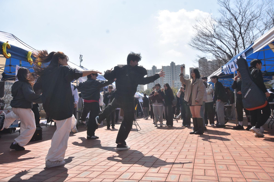 Pusan National University's club recruitment fair held at the Neokneokhan-Teo in March. The dance university's club UCDC performed a busking performance. [KIM TAE-YI] 