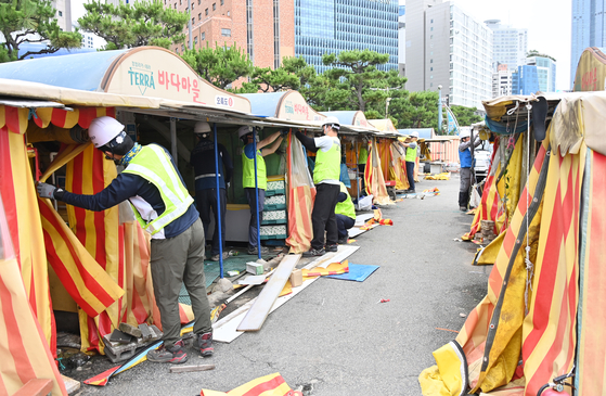 Korean food stalls, operating since 1980 behind Haeundae Beach in Haeundae District, Busan, are demolished Tuesday. [YONHAP]