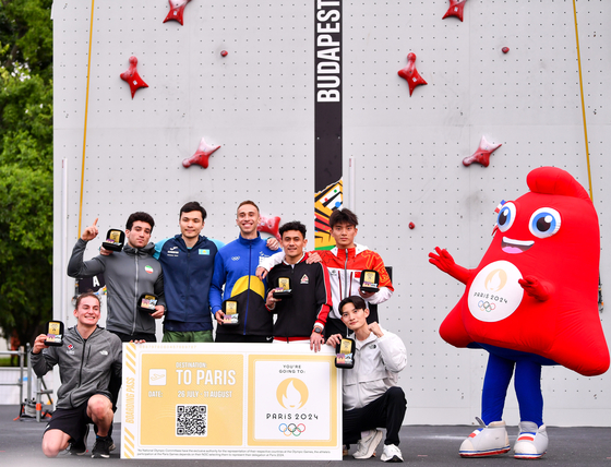 Korea's Shin Eun-cheol, far right, and the men's speed climbing qualifiers for the Paris Olympics pose after the final at the Olympic Qualifier Series in Budapest, Hungary on Saturday. [XINHUA/YONHAP]