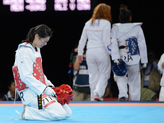 Korean taekwondo practitioner Lee In-jong reacts after losing the women's heavyweight 67 kilogram quarterfinal at the 2012 London Olympics against Anne Caroline Graffe of France in London on Aug. 11, 2012. [JOINT PRESS CORPS] 