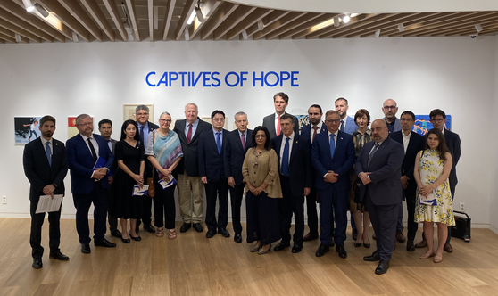 Israeli Ambassador Akiva Tor and other attendees pose for a photo during the opening ceremony of the ″Captives of Hope″ exhibition for Israeli hostages in Gaza at the Eun Gallery in Insa-dong, Jongno District, central Seoul, on Wednesday. [EMBASSY OF ISRAEL]